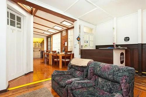 Chambre dans une maison traditionnelle à la meilleure localisation, très sécurisée, à quelques pas du métro, des supermarchés, des pubs, des parcs, à PROVIDENCIA, un quartier très bon et central
