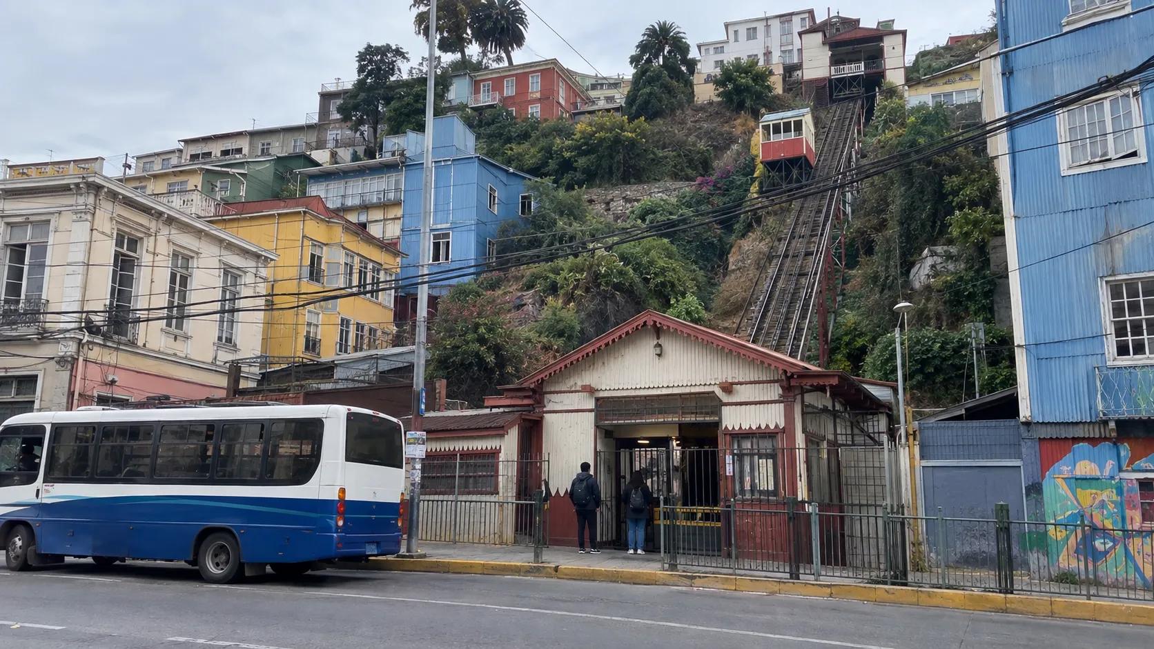 Se déplacer à Valparaíso en étudiant : Merval, micros, trolebuses et ascensores